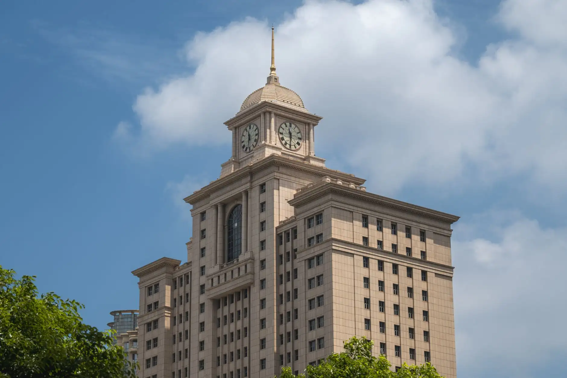 2025春夏女装流行趋势解析:连衣裙与风衣设计方向洞察